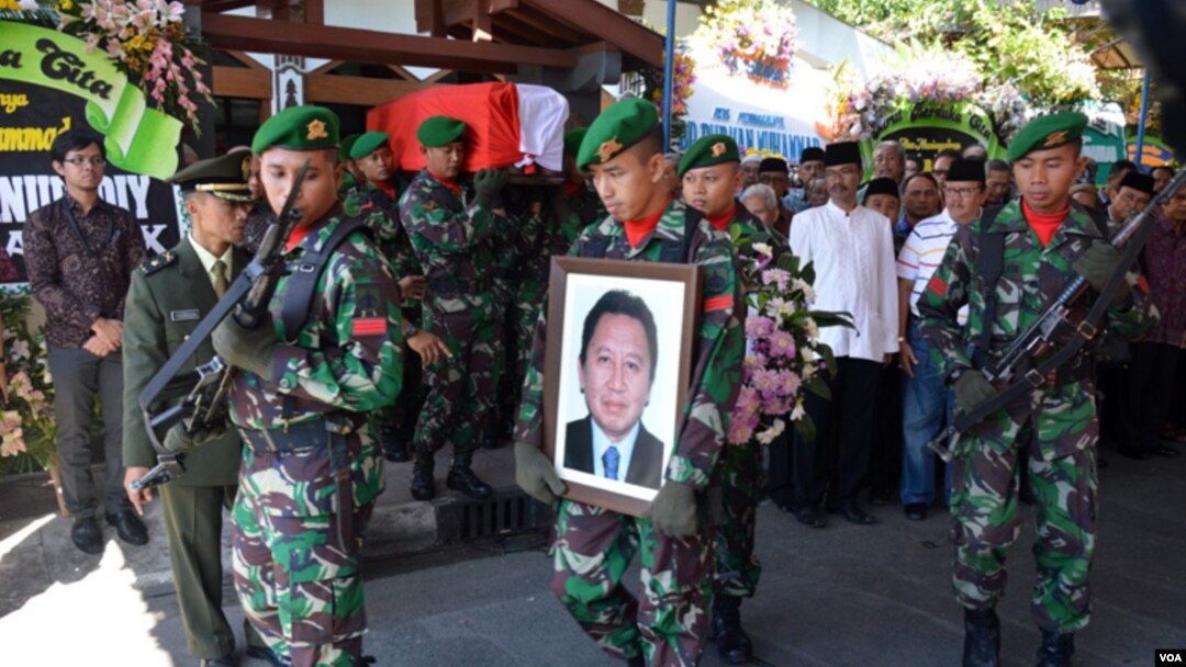 Upacara persemayaman jenazah dan pemakaman secara militer dilaksanakan di rumah duka kediaman keluarga Dubes RI untuk Pakistan Burhan Muhammad di Jalan Agus Salim Yogyakarta, Rabu 20/5 (foto: VOA/Munarsih).