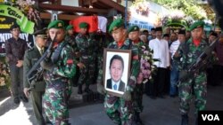 Upacara persemayaman jenazah dan pemakaman secara militer dilaksanakan di rumah duka kediaman keluarga Dubes RI untuk Pakistan Burhan Muhammad di Jalan Agus Salim Yogyakarta, Rabu 20/5 (foto: VOA/Munarsih).