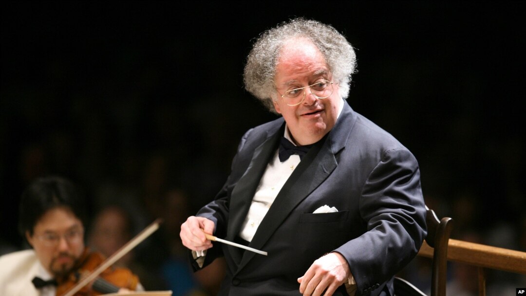 ARCHIVO - El director musical de la Sinfónica de Boston James Levine dirige a la orquesta en Lenox, Massachusetts, el 7 de julio de 2006.