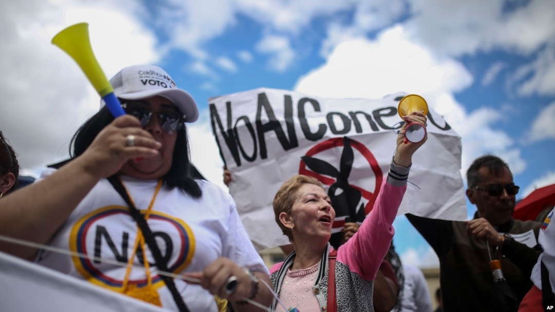Para pendukung anti perjanjian perdamaian antara FARC dengan pemerintah Kolombia berkumpul di luar Kongres di Bogota, Kolombia, 30 November 2016. (AP Photo/Ivan Valencia) 
