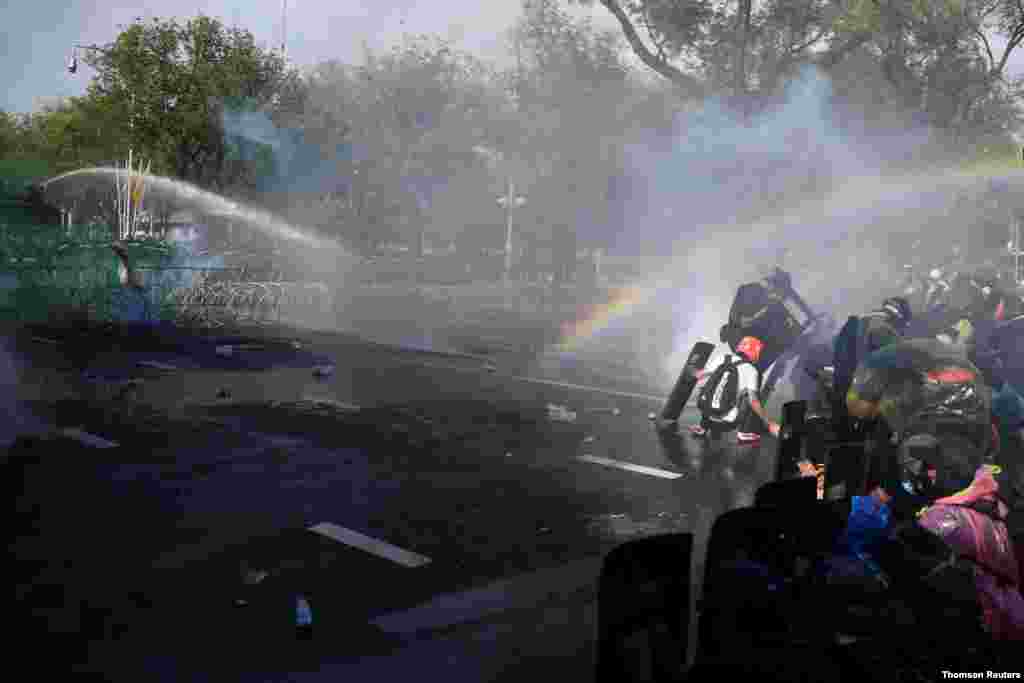 태국의 쁘라윳 짠오차 총리의 사임을 요구하는 반정부 시위대가 방콕에서 경찰과 충돌했다. 