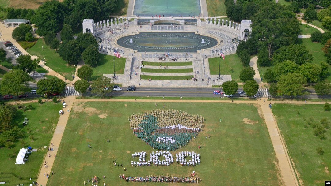Logo Badan Pertamanan Nasional dan angka 100 di National Mall di Washington, DC (25/8). 