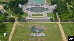 Logo Badan Pertamanan Nasional dan angka 100 di National Mall di Washington, DC (25/8). 