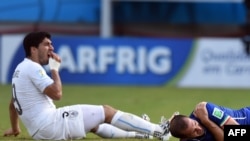 Penyerang Uruguay Luis Suarez (kiri) dan pemain belakang Italia Giorgio Chiellini dalam pertandingan sepak bola Grup D antara Italia dan Uruguay di Dunas Arena in Natal pada Piala Dunia 2014, 24 Juni 2014.