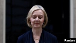 La primera ministra británica Liz Truss anuncia su renuncia, en las afueras del número 10 de Downing Street, Londres, Gran Bretaña, 20 de octubre de 2022. REUTERS/Henry Nicholls