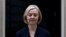 La primera ministra británica Liz Truss anuncia su renuncia, en las afueras del número 10 de Downing Street, Londres, Gran Bretaña, 20 de octubre de 2022. REUTERS/Henry Nicholls