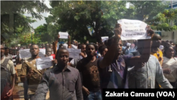 Une marche des journalistes guinéens contre la Haute autorité de la communication, en 2017, à Conakry. (VOA/Zakaria Camara)