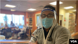 El doctor Edgar Mejía Ramírez, pediatra de Kiddy Clinic, en Paterson, Nueva Jersey, contó a la VOA que han vuelto a recibir a sus pacientes bajo estrictos controles de higiene. Foto: Celia Mendoza.