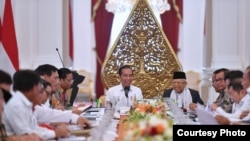 Joko Widodo didampingi Ma'ruf Amin memimpin sidang kabinet paripurna di Istana Merdeka, Jakarta, Kamis, 24 Oktober 2019. (Foto: Setneg)