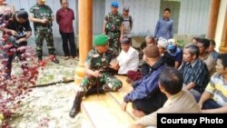 Pangdam Iskandar Muda Mayjen TNI Agus Kriswanto berdialog dengan sebagian warga desa Suka Makmur, kecamatan Gunung Meriah, Singkil, Rabu 14/10 (foto: courtesy Radio XTRA FM Singkil).