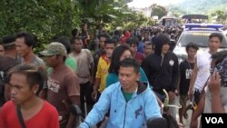 Para penambang emas tradisional di Dongi-Dongi menjelang penutupan kegiatan penambangan ilegal di dalam kawasan Taman Nasional Lore Lindu (VOA/Yoanes).