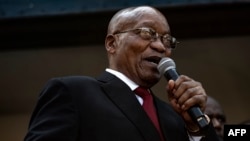 L'ancien président sud-africain Jacob Zuma s'est adressé aux sympathisants rassemblés devant la Haute Cour du KwaZulu-Natal à Durban le 6 avril 2018 