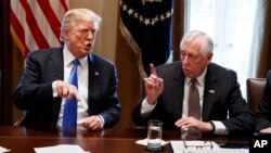 Le président Donald Trump et le démocrate Steny Hoyer lors d'une réunion sur la politique d'immigration, le 9 janvier 2018, à Washington.