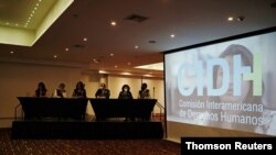 Representantes de la Comisión Interamericana de Derechos Humanos (CIDH) se dirigen a los medios, en Bogotá, el 8 de junio de 2021.