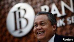 Gubernur Bank Indonesia Perry Warjiyo dalam konferensi pers di gedung Bank Indonesia, Jakarta, 20 Juni 2019. (Foto: Willy Kurniawan/Reuters)