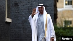 Syekh Mohammed bin Zayed al-Nahyan memberi isyarat saat dia berjalan di luar Downing Street di London, Inggris, 16 September 2021. (Foto: REUTERS/Hannah McKay)