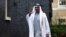Syekh Mohammed bin Zayed al-Nahyan memberi isyarat saat dia berjalan di luar Downing Street di London, Inggris, 16 September 2021. (Foto: REUTERS/Hannah McKay)