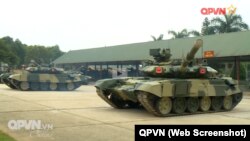 Xe tăng T-90S/SK được trình chiếu với "cặp mắt đỏ" bật sáng.