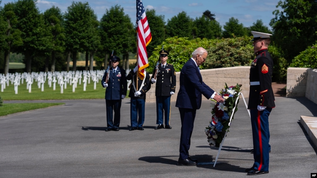 El presidente de EEUU, Joe Biden, coloca una ofrenda floral en el cementerio de Aisne-Marne, en Belleau, Francia, donde descansan más de 2.200 soldados estadounidenses que lucharon en la Primera Guerra Mundial, el 9 de junio de 2024.