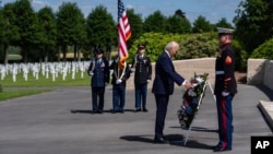 El presidente de EEUU, Joe Biden, coloca una ofrenda floral en el cementerio de Aisne-Marne, en Belleau, Francia, donde descansan más de 2.200 soldados estadounidenses que lucharon en la Primera Guerra Mundial, el 9 de junio de 2024.