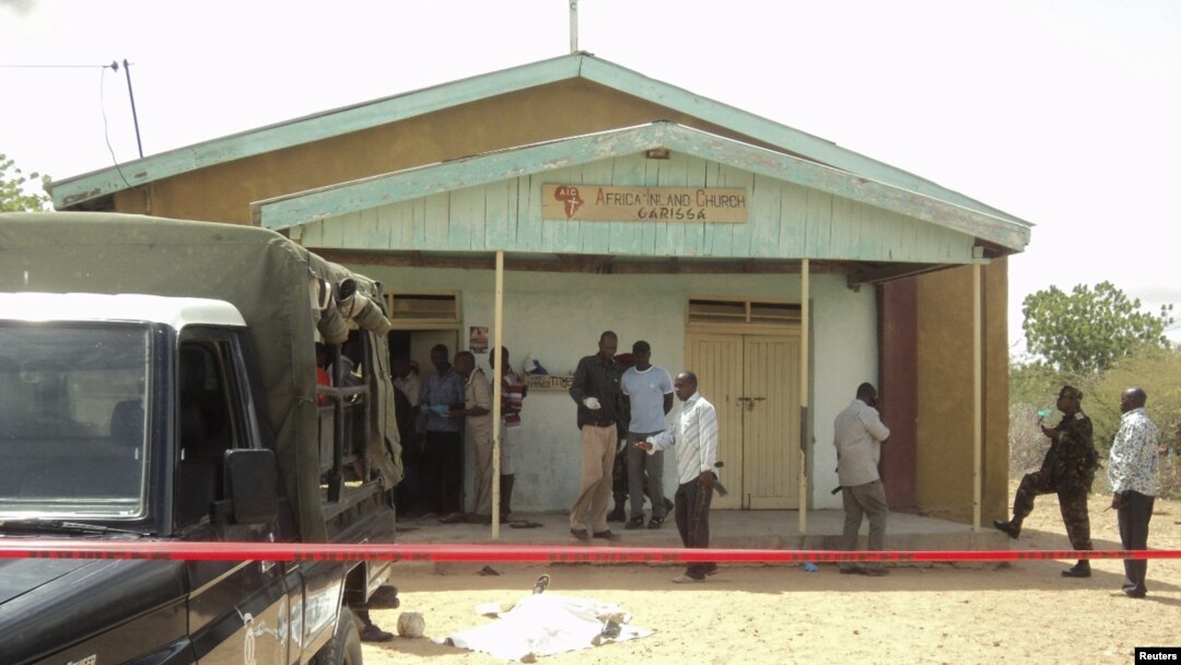 Petugas sedang mengamankan gereja "African Inland" di Garissa dekat perbatasan Somalia pasca serangan granat (1/7). 