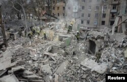 Spasioci rade na ruševinama stambene zgrade uništene u ruskom raketnom napadu, tokom ruskog rata protiv Ukrajine, u Kramatorsku, Ukrajina, 2. februara 2023.