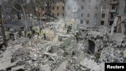 Ekipet e shpëtimit kërkojnë të mbijetuar në godinën e shkatërruar nga raketa ruse në Kramatorsk, në Ukrainë, 2 shkurt, 2023