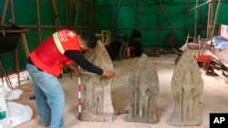 FILE - Foto selebaran yang disediakan oleh Apsaras National Authority ini menunjukkan patung batu pasir berusia ratusan tahun yang sedang diukur di Angkor Thom di Kamboja, 24 Oktober 2024. (Phouk Chea/Apsaras National Authority via AP)