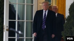 Le président Donald Trump quitte le bureau ovale de la Maison-Blanche le 4 janvier 2019 à Washington, suivi par le vice-président Mike Pence.