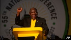 Le président du Congrès national africain, Cyril Ramaphosa, saluant le pouvoir noir à la fin de la 55e Conférence nationale à Johannesburg, en Afrique du Sud, le mardi 20 décembre 2022. (AP Photo/Denis Farrell)