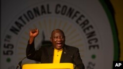 Rais wa African National Congress-ANC Cyril Ramaphosa akitoa salamu za Black Power mwishoni mwa Kongamano la Kitaifa la 55 huko Johannesburg, Afrika Kusini, Jumanne, Desemba 20, 2022.AP