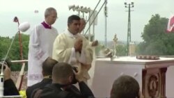 Pologne : Le pape François chute lors de sa visite au sanctuaire (vidéo)