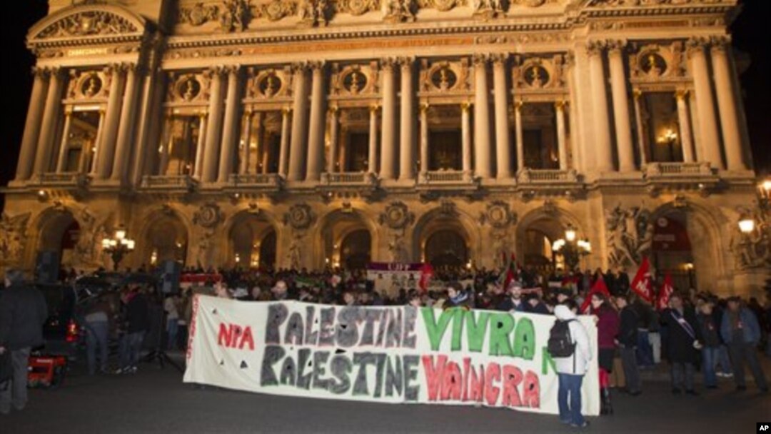 Para demonstran pro-Palestina di Paris, Perancis membawa spanduk bertuliskan: 'Palestina akan tetap jaya, Palestina akan menang' (foto: dok). Aksi demonstrasi pro-Palestina berlangsung di kota-kota besar Eropa. 