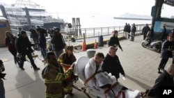 9일 미국 뉴욕항에서 구조요원들이 '시스트리크 월 스트리트' 호 충돌사고 부상자들을 옮기고 있다.' 