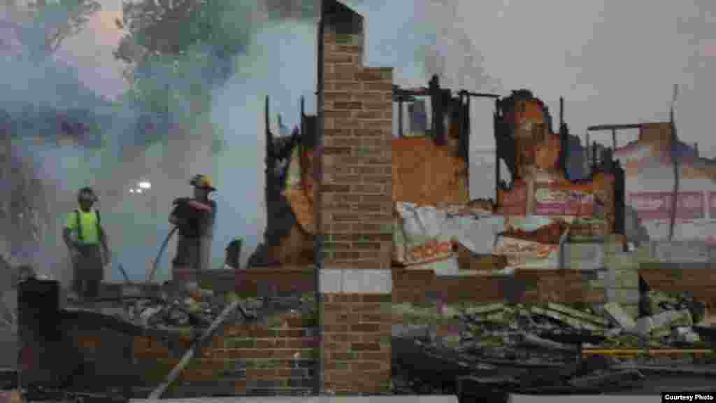 Petugas pemadam kebakaran berada di lokasi kebakaran, masjid Islamic Society of Joplin, Missouri (foto: Alvian Salim).