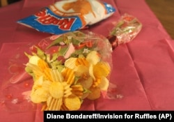 "Broquet" Ruffles yang hampir seluruhnya terbuat dari keripik kentang Ruffles dipajang di New York. (Foto: Diane Bondareff/Invision for Ruffles/AP Images)