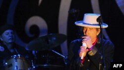 Bob Dylan trình diễn trên sân khấu của Đại học RMIT ở Việt Nam, ngày 10/4/2011