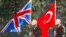 İngiltere ve Türkiye bayrakları
