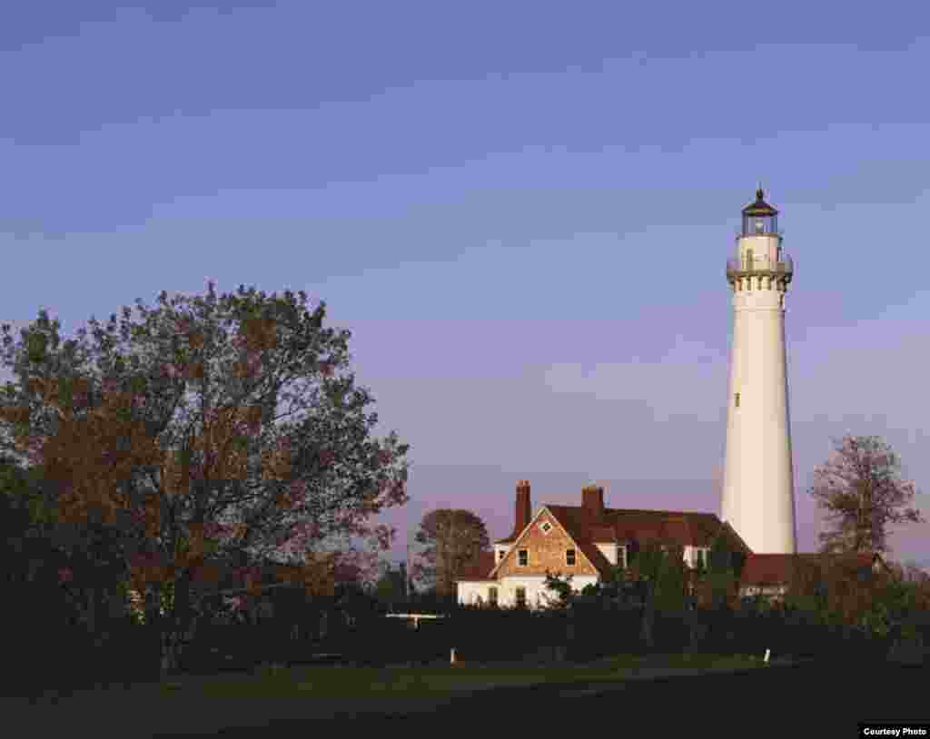 El faro Windpoint en Racine, Wisconsin fue construido con una partida de $100.000 autorizada por el Congreso y fue concluido en 1880. (Foto: Carol Highsmith).