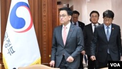 2025년 1월 22일 최상목 대통령 권한대행 부총리 겸 기획재정부 장관이 서울 정부서울청사에서 열린 '국정현안관계장관회의 겸 경제관계장관회의'를 주재하기 위해 입장하고 있다. (사진출처: 한국 기획재정부 홈페이지)