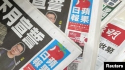 Copias de los periódicos Apple Daily de Next Digital se ven en un quiosco en Hong Kong, el 17 de junio de 2021.