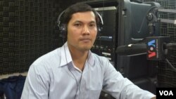 Mr. Pen Somony, director of Cambodian Volunteers for Society (CVS), joins a discussion on youth and workers' skills before Asean integration on VOA Khmer's Hello VOA radio call-in show, Thursday, February 05, 2015. (Lim Sothy/VOA Khmer)