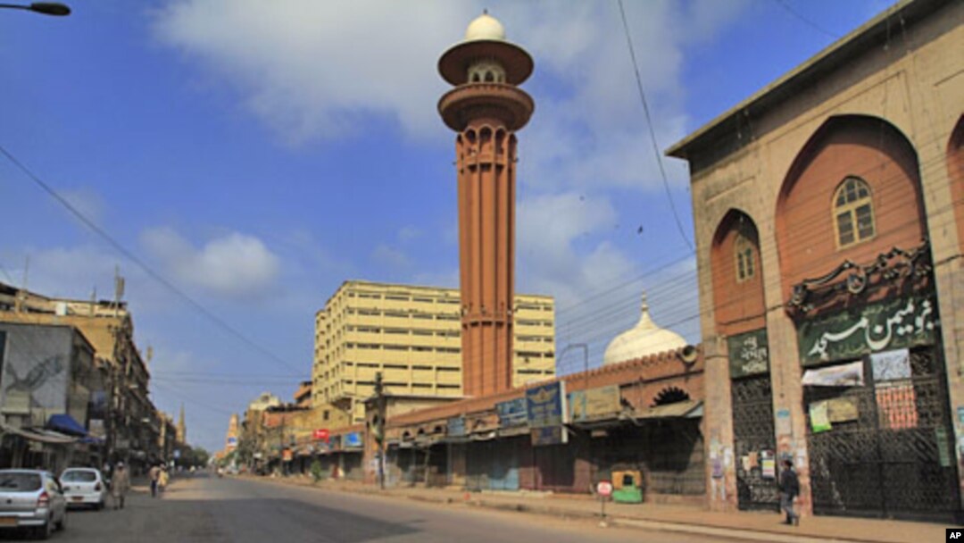 د کراچۍ یو بازار د کاربندیز په مهال تړلی لیدلی کیږي