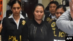 Keiko Fujimori, hija del ex presidente peruano encarcelado (1990-2000) Alberto Fujimori, es conducida esposada a la cárcel en el Palacio de Gobierno, después de una audiencia judicial en Lima el 31 de octubre de 2018.