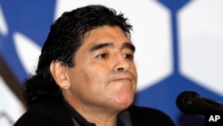 ARCHIVO - El entrenador de la selección argentina de fútbol, ​​Diego Maradona, asiste a una conferencia de prensa en Caracas, Venezuela, el martes 27 de enero de 2009.