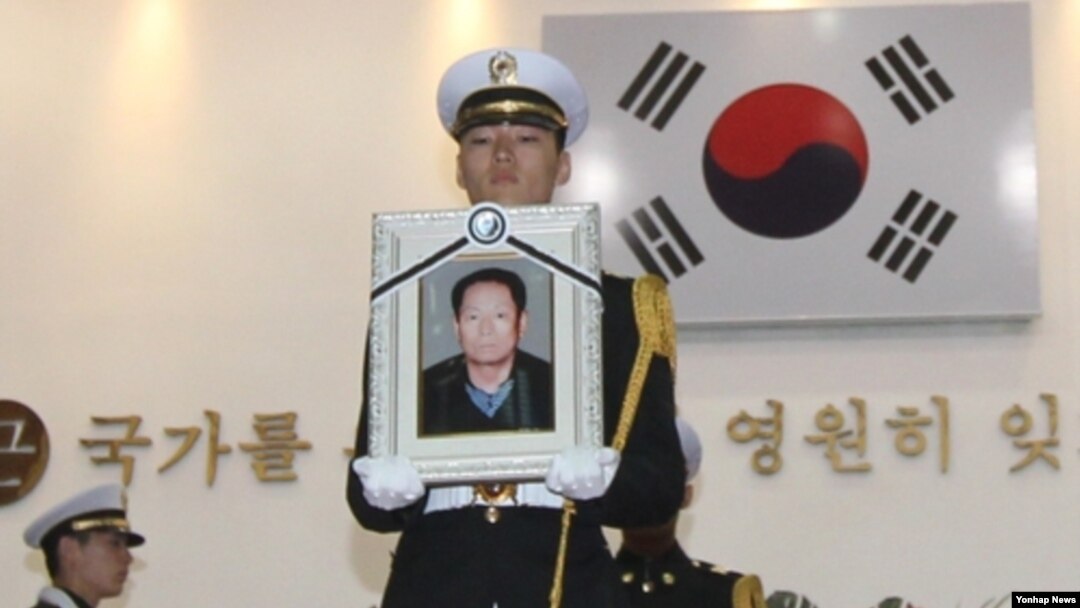 4일 대전 유성구 국립대전현충원에서 열린 한국군 포로 손동식 이등중사 안장식에서 영현봉송병이 영정과 영현을 안고 묘역으로 향하고 있다. 