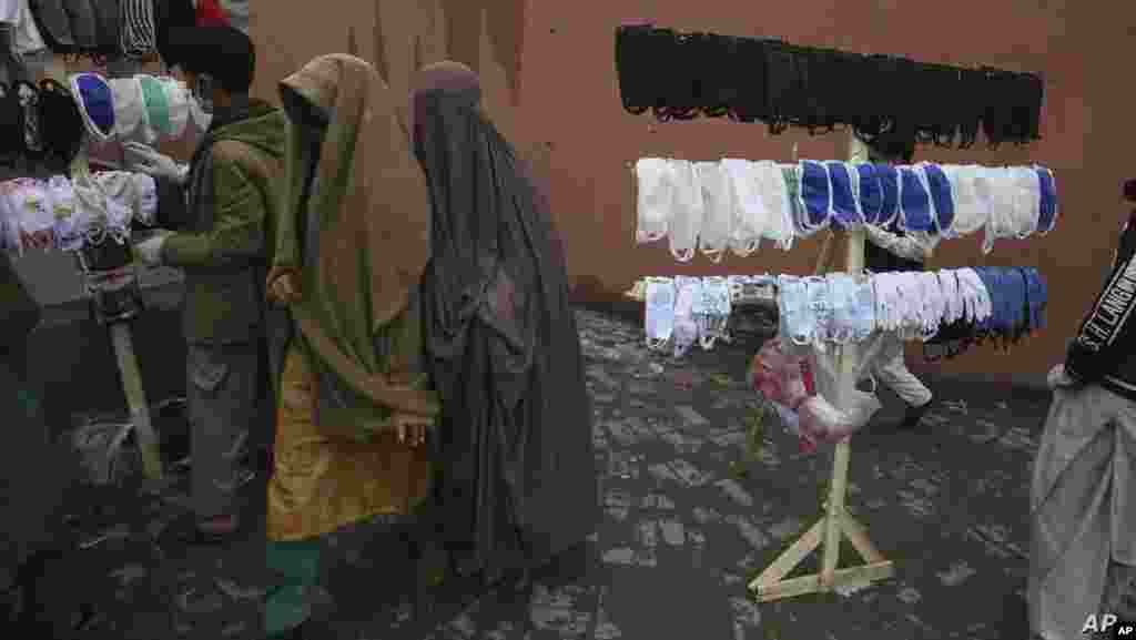 파키스탄 페슈와르에서 시민들이 신종 코로나바이러스 감염증(COVID-19)를 막기 위해 마스크를 착용하고 있다. 