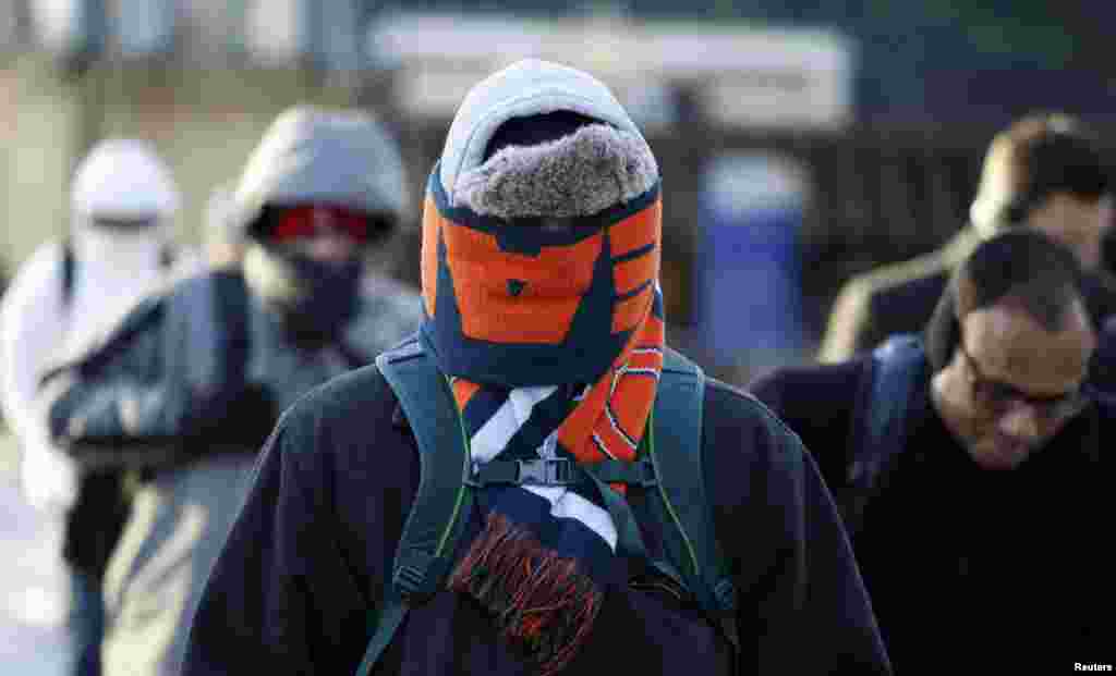 Commuters brave the cold weather while walking the streets of Chicago, Illinois, January 28, 2014. 