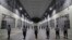 ARCHIVO: Guardias civiles en el exterior de las celdas del Centro de Confinamiento para el Terrorismo en San Salvador, El Salvador, el 2 de febrero de 2023.