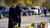 Predsjednik Joe Biden i prva dama Jillpolažu cvijeće ispred restorana u kojem je napadač u Maineu otvorio vatru. (Foto: AP/Evan Vucci)